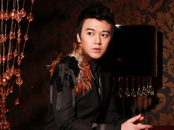 Anh trai Tuấn Tú tung CD giá 'khủng'