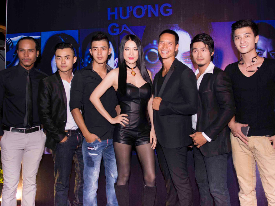 Trương Ngọc Ánh 'tái xuất' sexy bên dàn trai đẹp