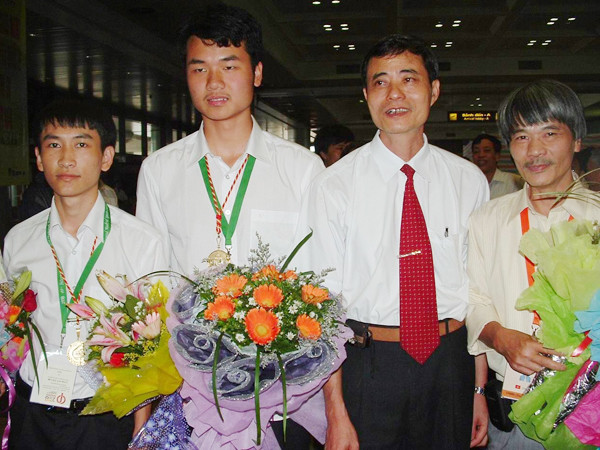 Nhiều học sinh dự các kỳ thi quốc tế phải học tiếng Anh từ rất sớm (Học sinh Thanh Hóa đi thi toán quốc tế). Ảnh: Q. Thành