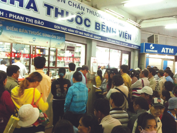 Ken cứng bệnh nhân ở nhà thuốc BV Chấn thương chỉnh hình TPHCM Ảnh: L.N