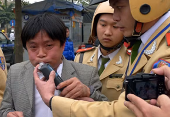 Công chức, đảng viên uống bia rượu lái xe bị đuổi việc?