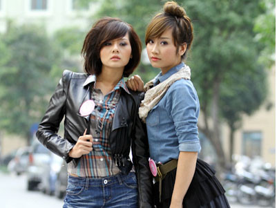 Các ngôi sao tuổi teen tạo dáng trên phố