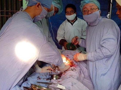 Bác sĩ đến tận nhà phẫu thuật bệnh nhân mất 3 lít máu