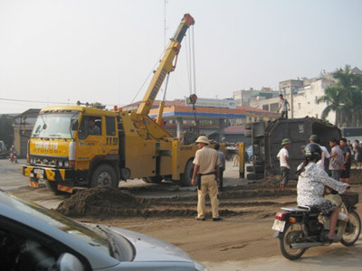 Xe tải đâm xe máy rồi lật ngửa, hai mẹ con tử vong