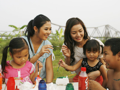 Ngọc Hân và Phan Thị Lý vui Tết thiếu nhi