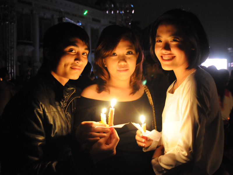 Các bạn trẻ háo hức hưởng ứng chiến dịch Giờ Trái đất 2012. Ảnh: Tuấn Nguyễn