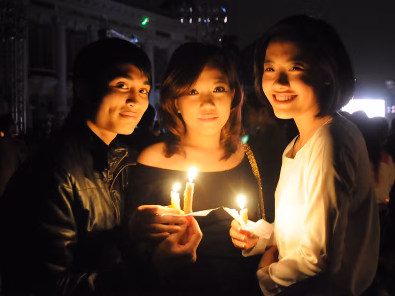 Các bạn trẻ háo hức hưởng ứng chiến dịch Giờ Trái đất 2012. Ảnh: Tuấn Nguyễn