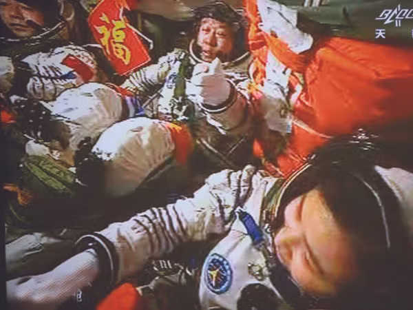 Thần Châu-9 đổ bộ trạm vũ trụ