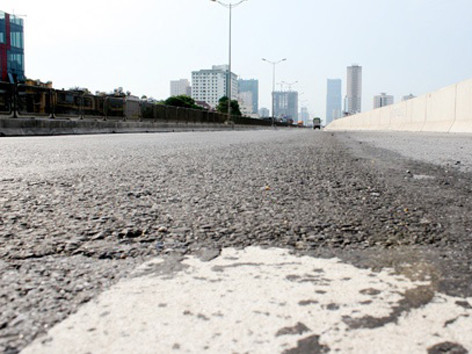 Sau 8 tháng thông xe, đường trên cao lún nứt