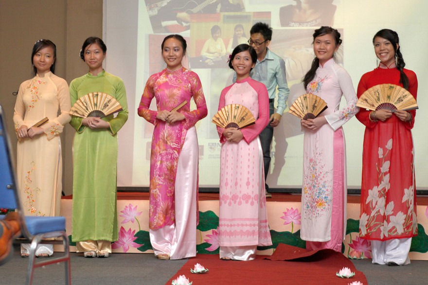Sinh viên Việt trình diễn áo dài, quyên tiền làm từ thiện