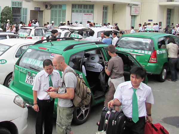Ga Nha Trang gần như là bãi riêng của Taxi Mai Linh