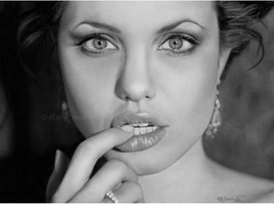 Cô gái vẽ chân dung đẹp như ảnh chụp