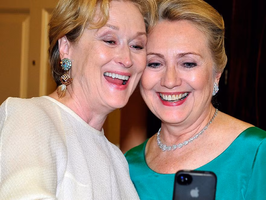 Meryl Streep và Ngoại trưởng Mỹ chụp ảnh 'xì tin'