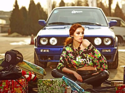 Làn môi gợi cảm bên xế xưa BMW