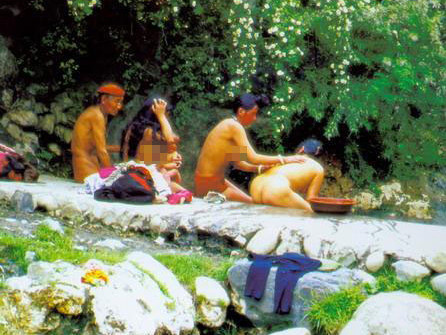 Vùng đất đàn ông và đàn bà cùng tắm tiên