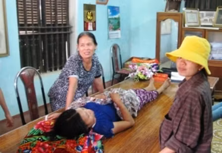 Bà bầu ‘ngọa’ trên bàn làm việc chủ tịch xã