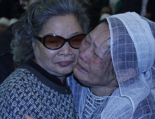 Giới nghệ sĩ viếng 'trưởng thôn' Văn Hiệp