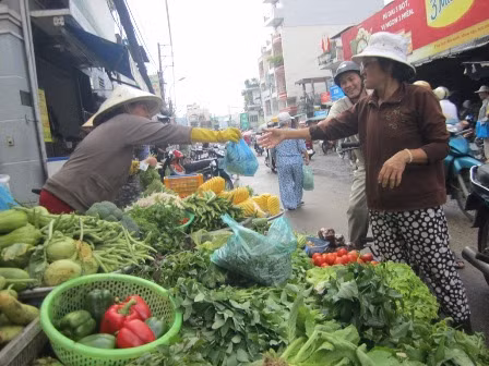 Hết mưa bão, giá rau củ tăng như... bão