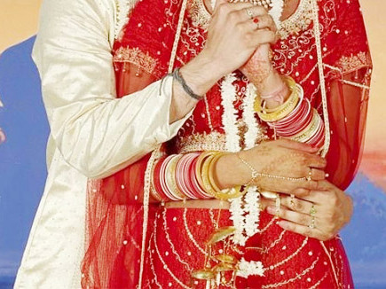 Hôn phu biến mất, khách cưới bỗng dưng làm chú rể