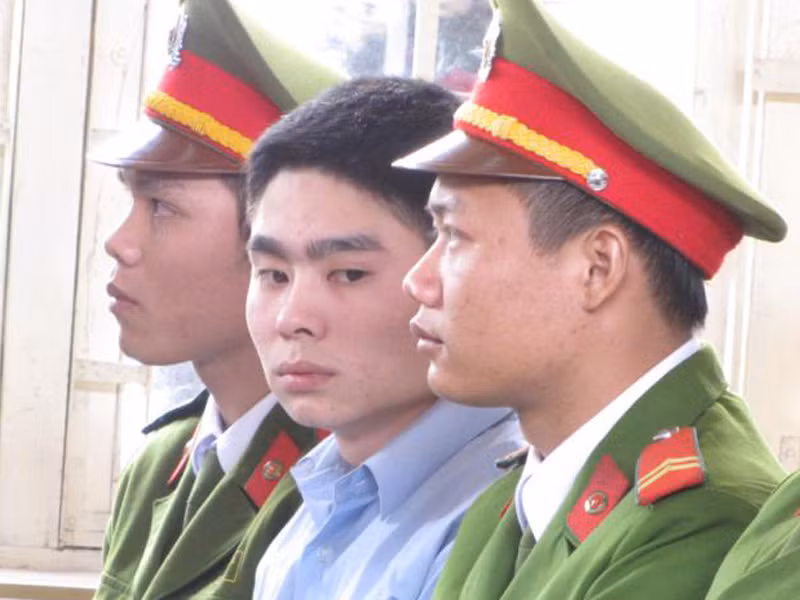 Lê Văn Luyện cúi đầu nhận tội