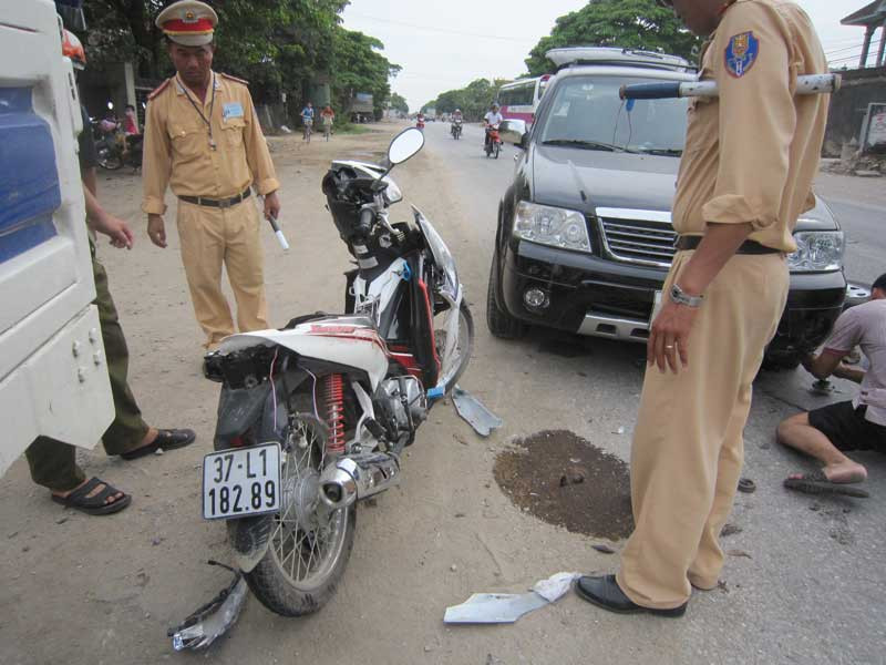 Xe máy tông ‘xế hộp’, nhiều người thương vong