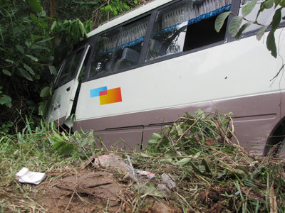 Xe khách lao xuống suối nghi chở gỗ quý 'lậu'