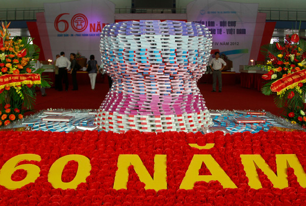 Những công trình độc đáo xếp từ sách