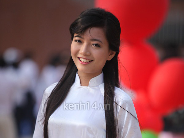 Gặp cô giáo 9x trong ngày khai giảng trường Ams