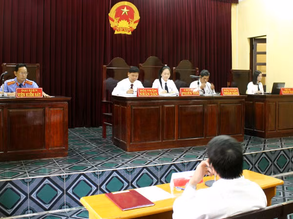 Toàn cảnh hội đồng xét xử sáng nay