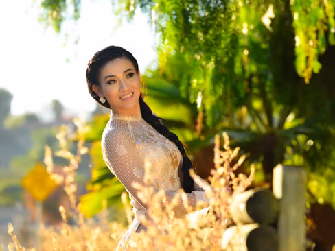 Người đẹp Lý Ngọc Thu e ấp áo dài trên đất Mỹ