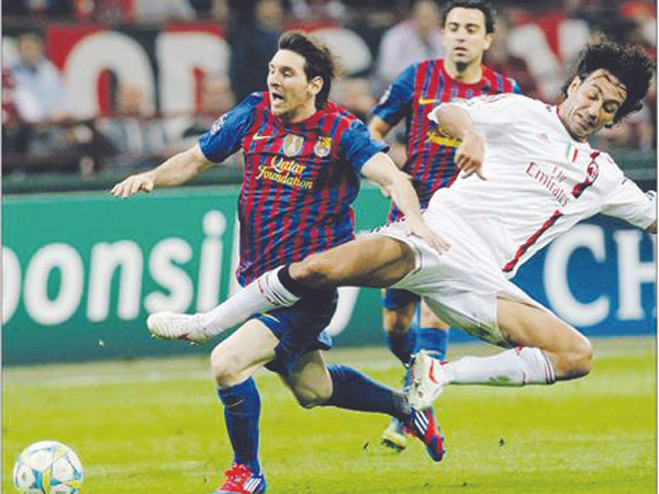 Hàng thủ AC Milan đã gây nhiều khó khăn cho Messi và đồng đội Ảnh: Getty Images