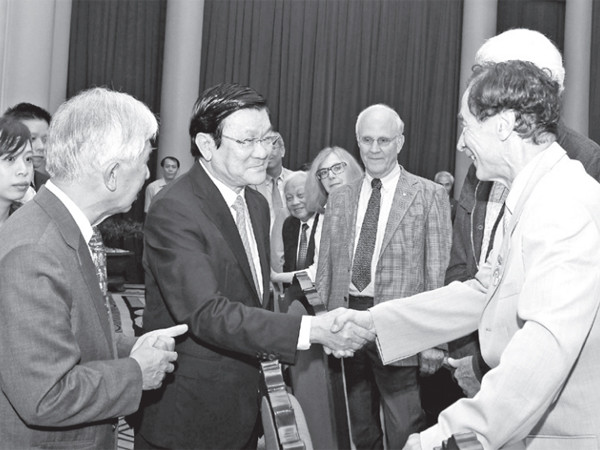 Chủ tịch nước Trương Tấn Sang tiếp các nhà khoa học quốc tế. Ảnh: TTXVN