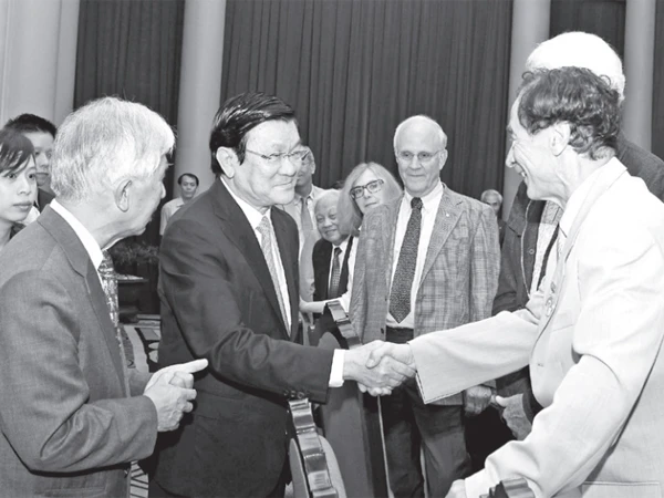 Chủ tịch nước Trương Tấn Sang tiếp các nhà khoa học quốc tế. Ảnh: TTXVN