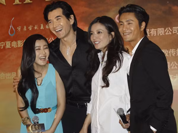 Hôm qua 2-7, Triệu Vy cùng các đồng nghiệp có mặt tại buổi tiệc ăn mừng thành công của bộ phim Họa bì 2. Trần Khôn - một trong ba diễn viên chính của bộ phim song hành cùng Triệu Vy trong chuyến đi này