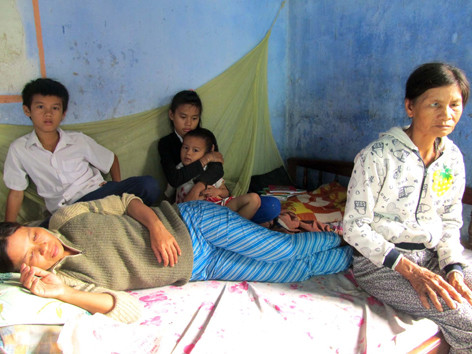 Mẹ bệnh tim chờ chết bên 4 con thơ