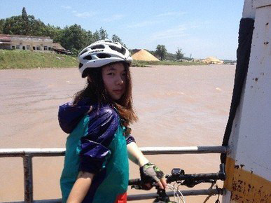 Cô gái xinh đẹp đạp xe 1.200 km về nhà