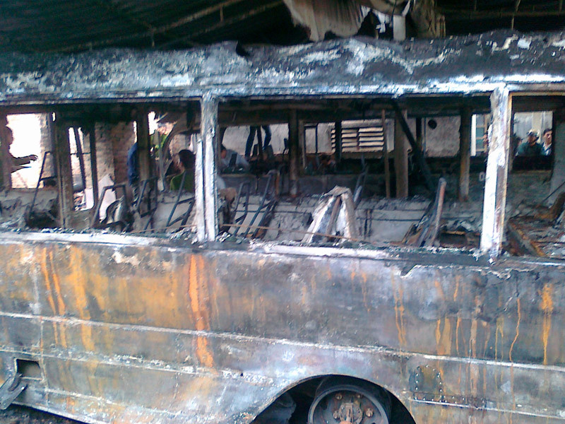 Cháy nhà trong đêm thiêu rụi ba ô tô