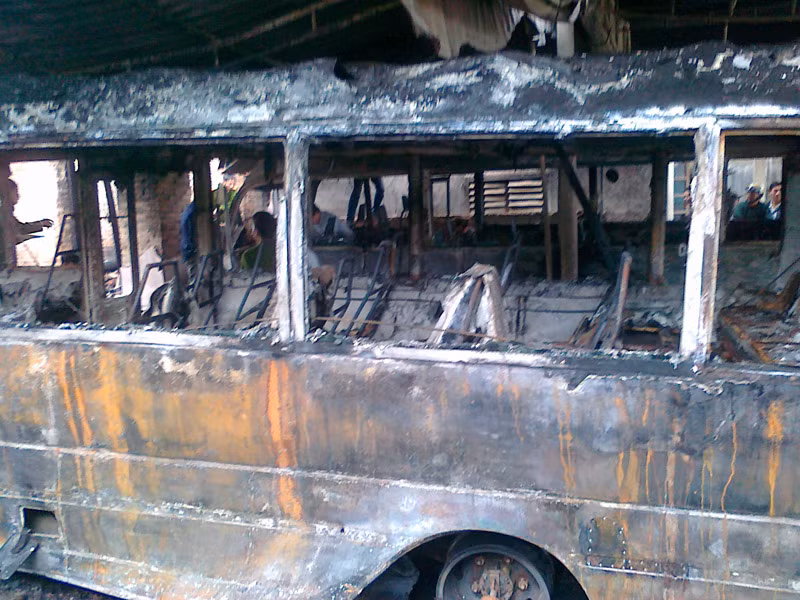 Cháy nhà trong đêm thiêu rụi ba ô tô