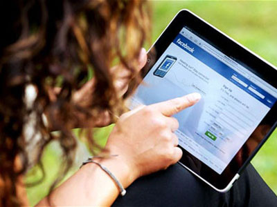 Sử dụng iPad coi chừng bị đau cơ mãn tính