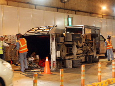 Lật xe tải, hầm Thủ Thiêm bị phong tỏa