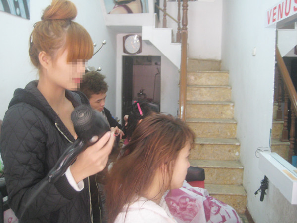 Khi cử nhân chạy xe ôm, cắt tóc