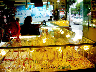 Giá vàng 'nhảy múa'- Nghịch lý cấm nửa vời!