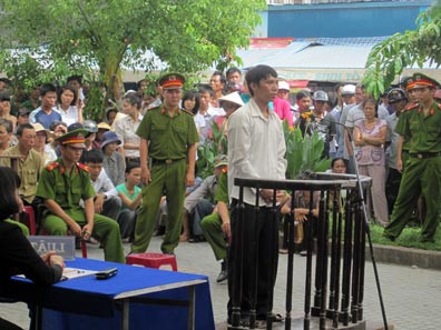 Gã sát nhân 'run rẩy' trước ba người phụ nữ