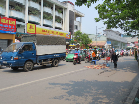 Xe ô tô chở học sinh đâm chết bà lão đi ngược chiều