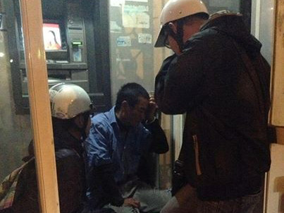 Người vô gia cư bật khóc khi nhận chăn ấm từ sinh viên