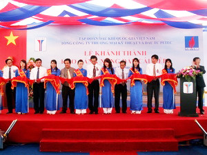 Lễ cắt băng khánh thành giai đoạn 1 kho cảng xăng dầu Petec Cái Mép. (Ảnh: Đoàn Mạnh Dương/TTXVN)