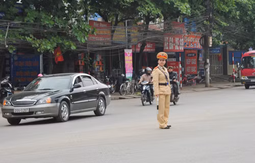 Nữ cảnh sát giao thông đất Tổ xuống phố