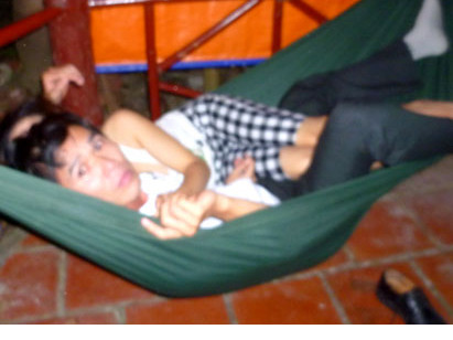 Phó chánh án âu yếm nữ nhân viên để 'an ủi'