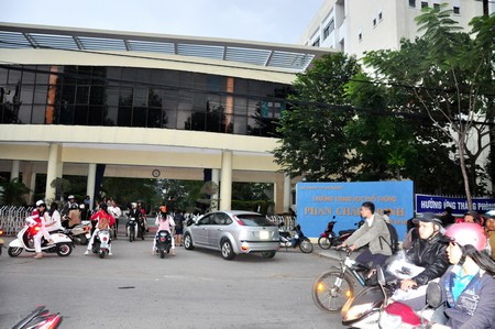 Nữ sinh lớp 12 gieo mình từ tầng 5 trước hàng trăm học trò