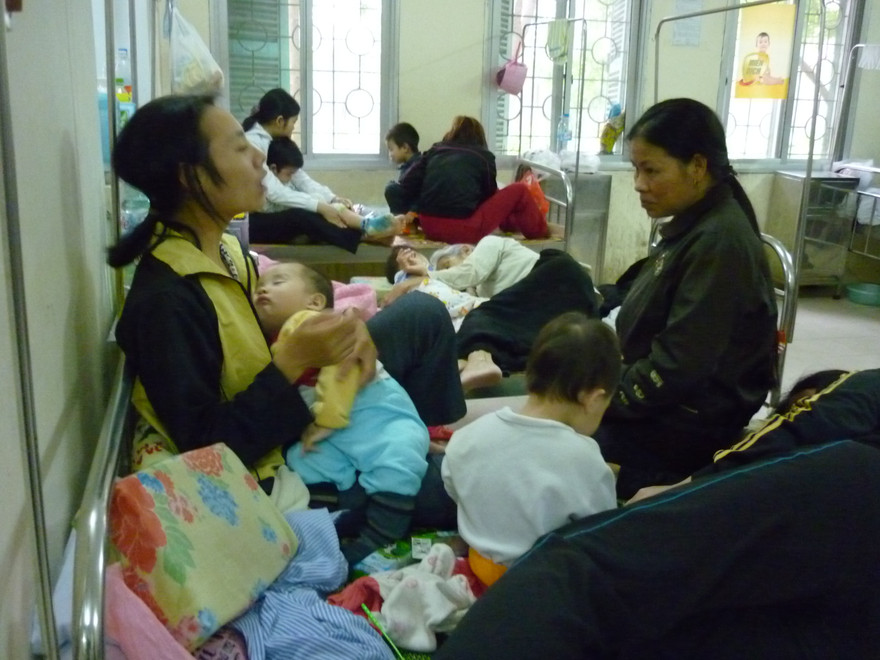 Tăng viện phí nhưng chưa giảm ngay việc ghép giường. Ảnh chụp tại khoa Nhi, Bệnh viện Đức Giang